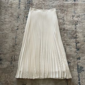 Sz XS Cream pleated skirt with elastic waistband